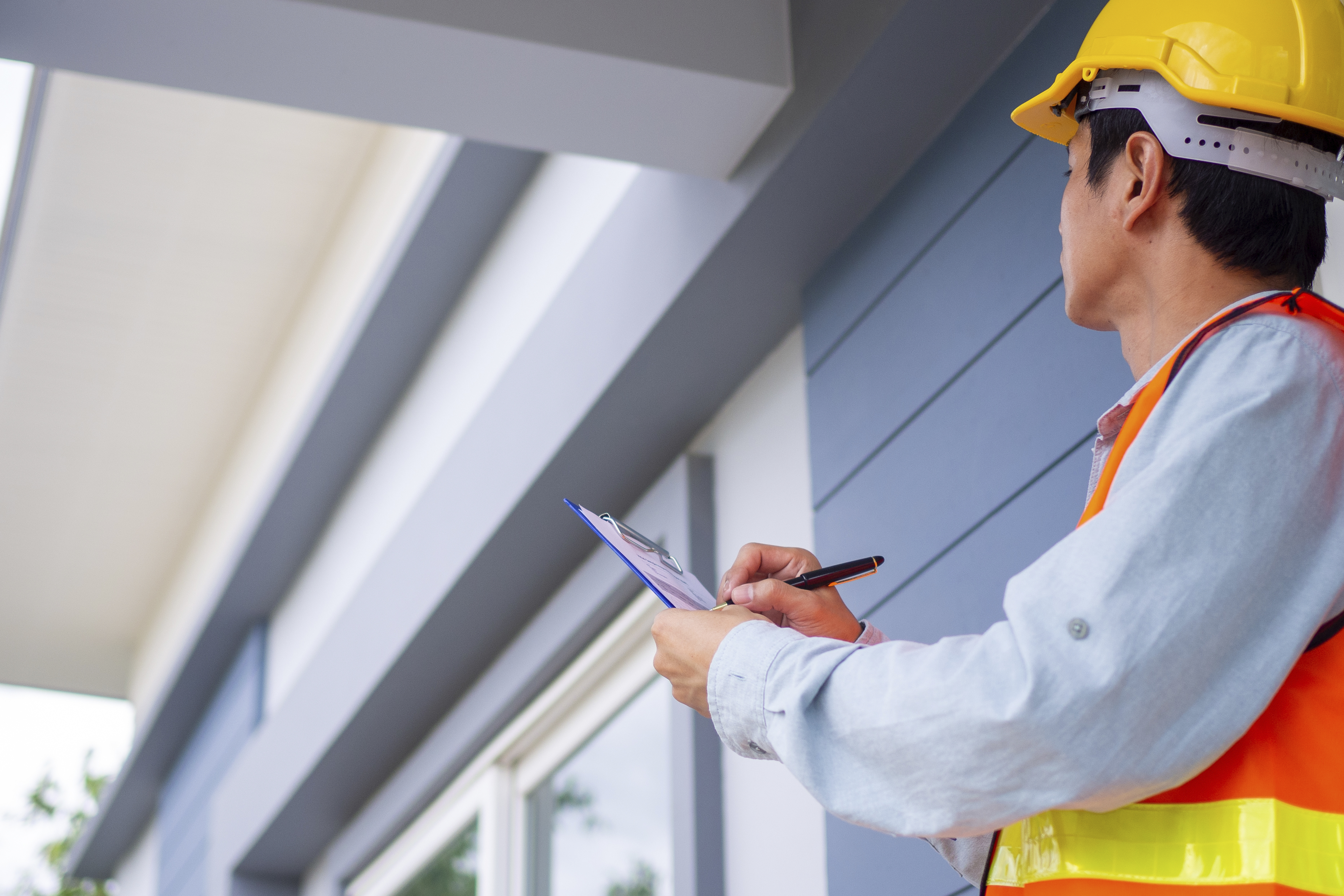 repairman-checking-air-conditioner 1111